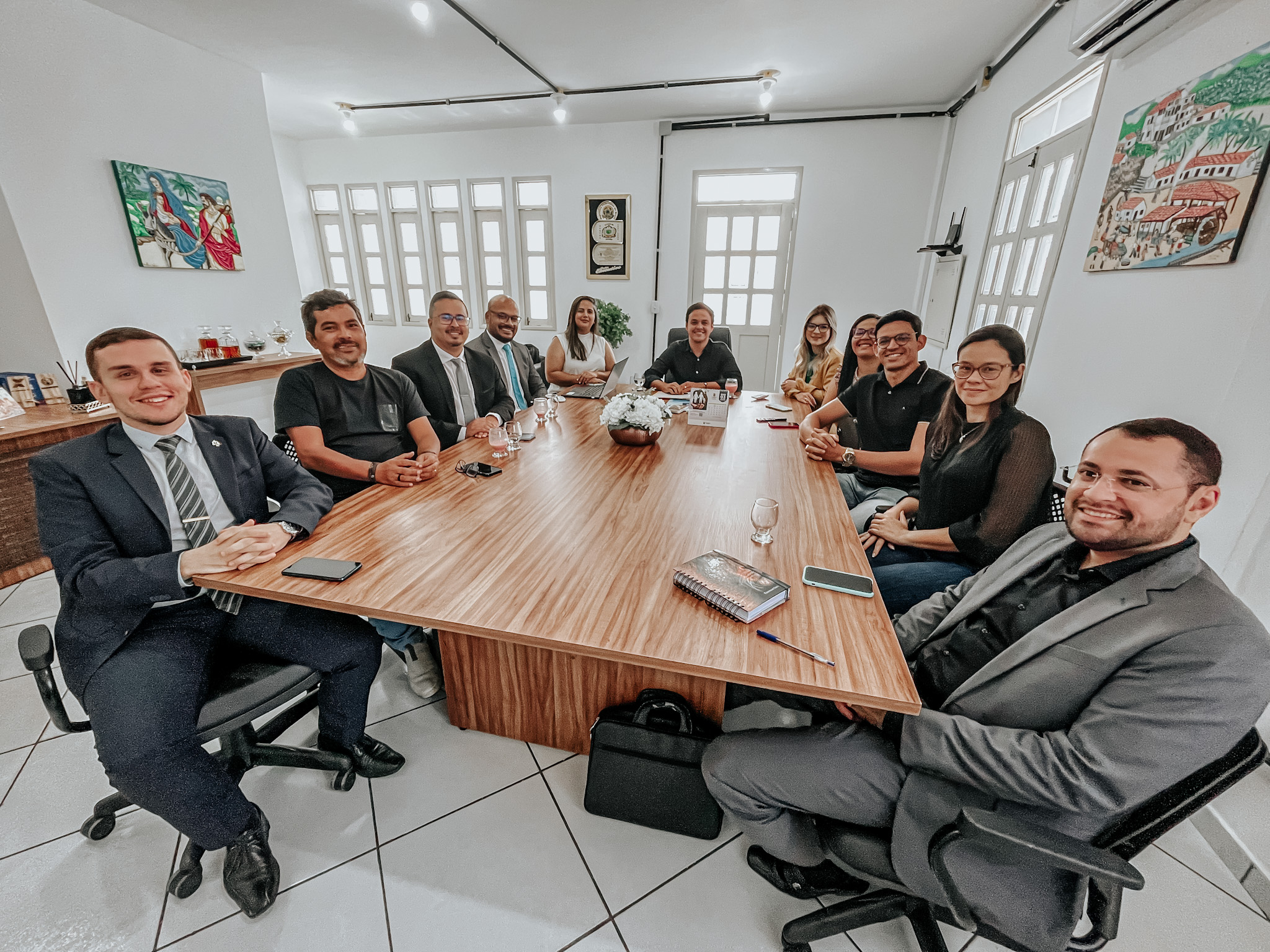 Prefeito Matheus Bezerra recebe vice-prefeito e comitiva da cidade de Esperança para conhecerem o Programa Minha Casa de Papel Passado